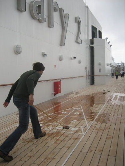 Shuffle board